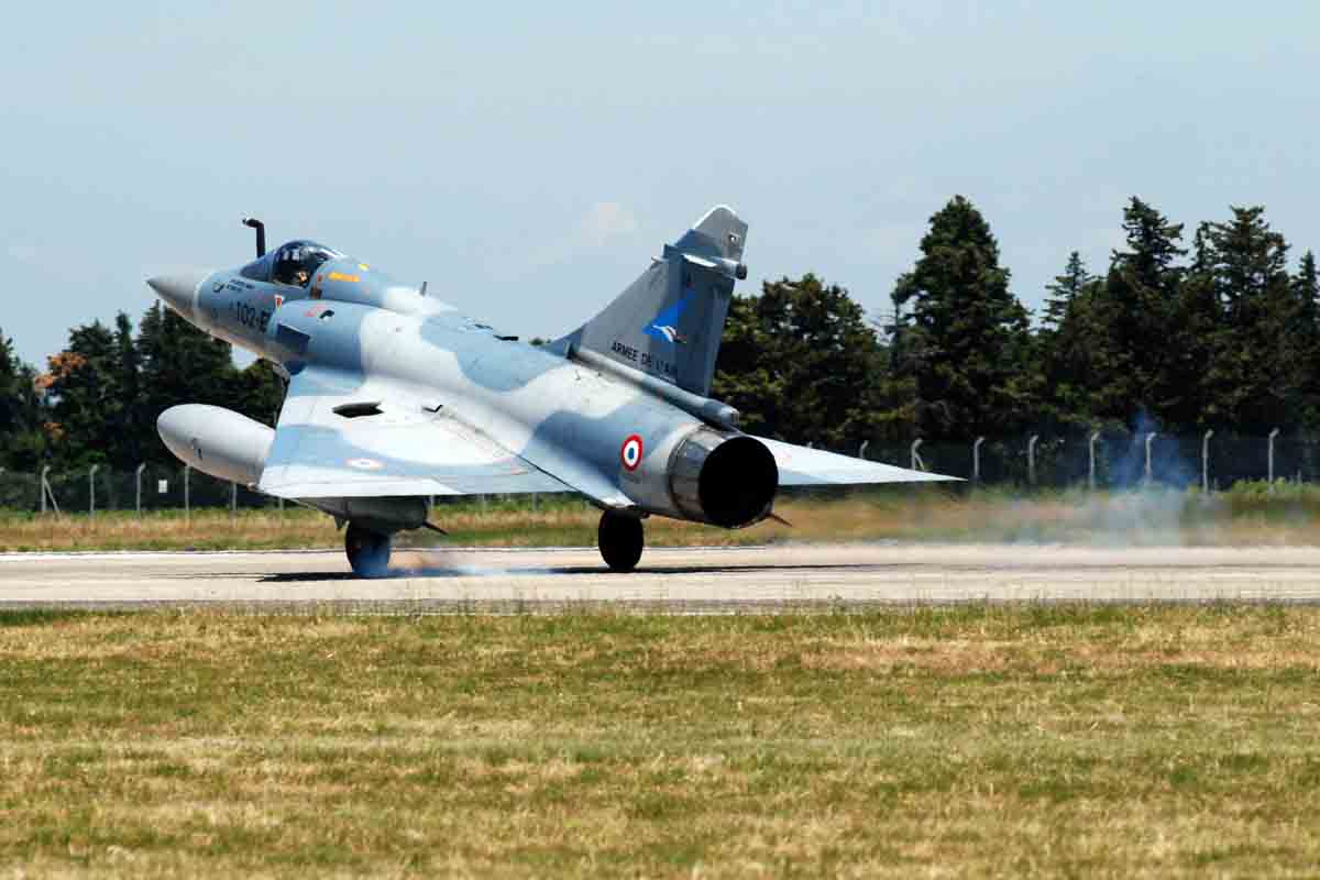 M.2000-5F tocca pista al termine della missione giornaliera f.af M.2000 atterraggio